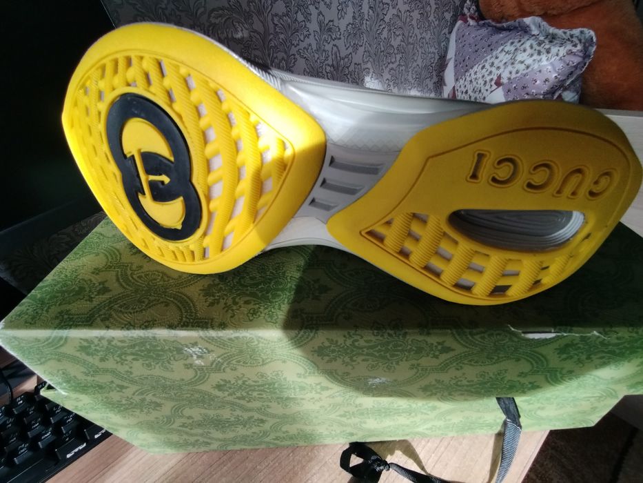 Продам женские кроссовки