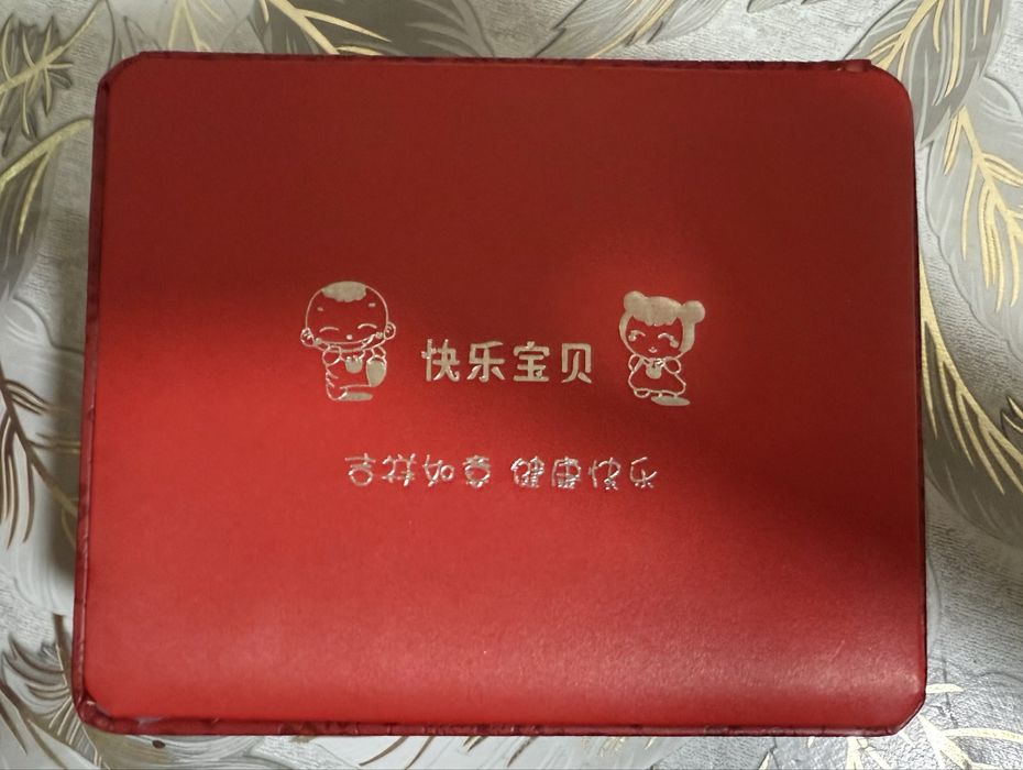 Продаю новый детский серебряный набор в подарочной коробке.