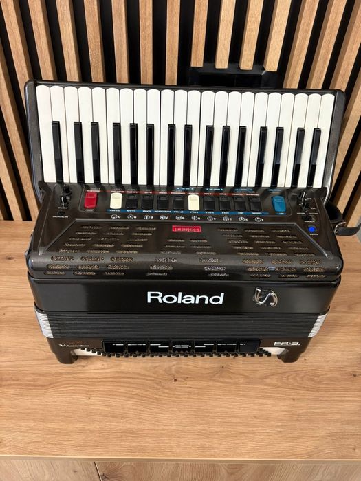 Roland FR3S cu 120 de basi