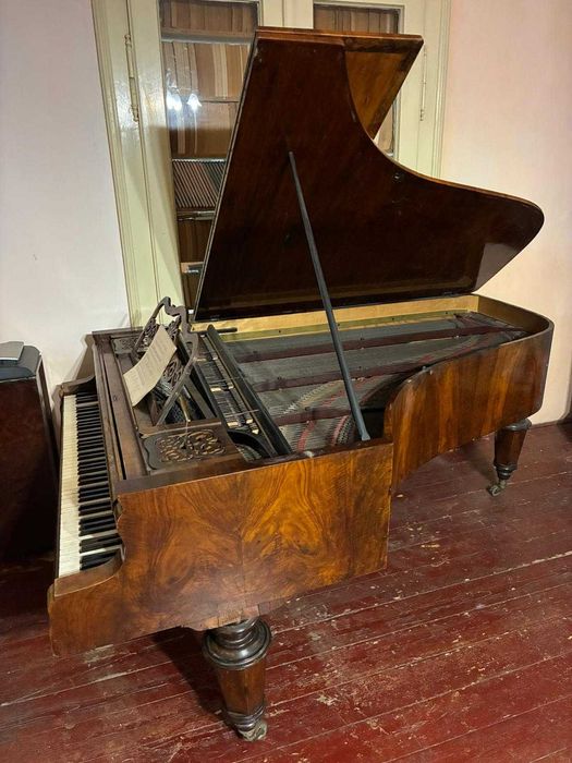 Vând pian vienez vechi