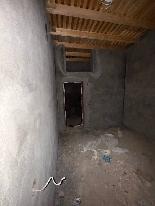 Hovli uy sotiladi 4 hona 2 sotix