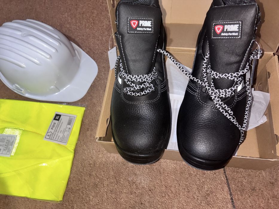 Vand bocanci noi marime 44