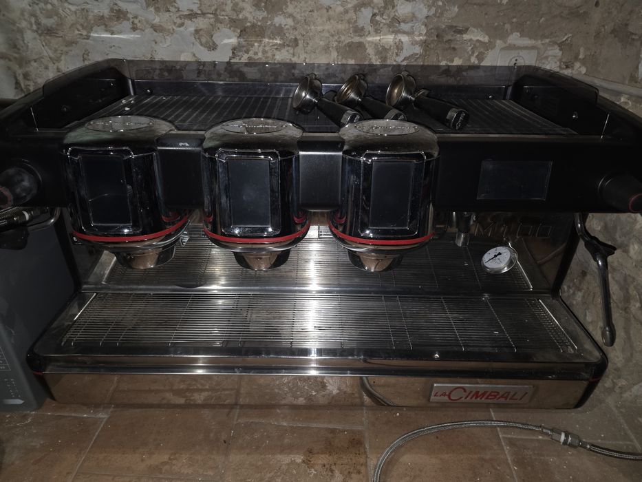 La CIMBALI M100 ACTIVA masina cafea profesionala cu 3 grupuri