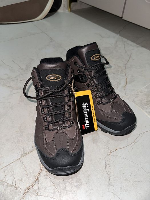 Продам треккинговые кроссовки