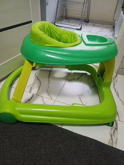 Продаётся фирменный ходунок chicco