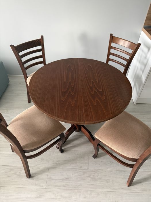 Маса със столове