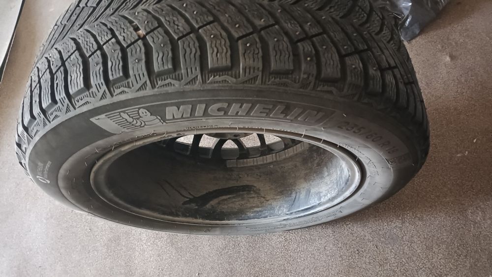 Продам зимние шины с дисками 235х60х18