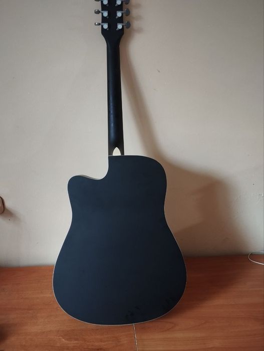 Acustik gitara holati yangi