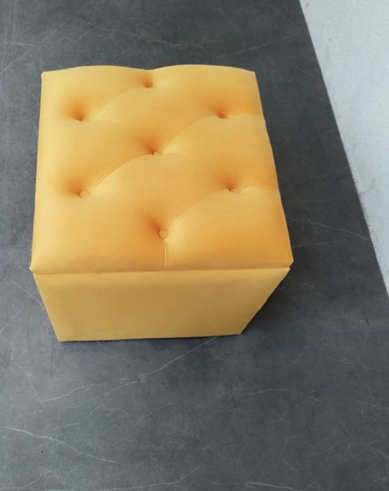 Vând taburet cheserfield cu spatiu depozitare din catifea galben musta