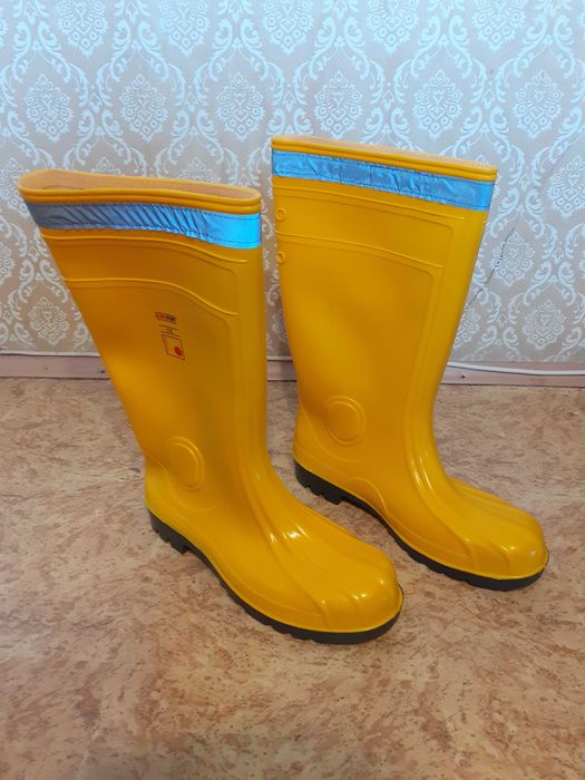 Продавам качествени мъжки ботуши с предпазна пластина отпред, нови