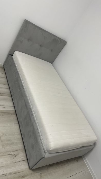 Pat de copii diferite culori