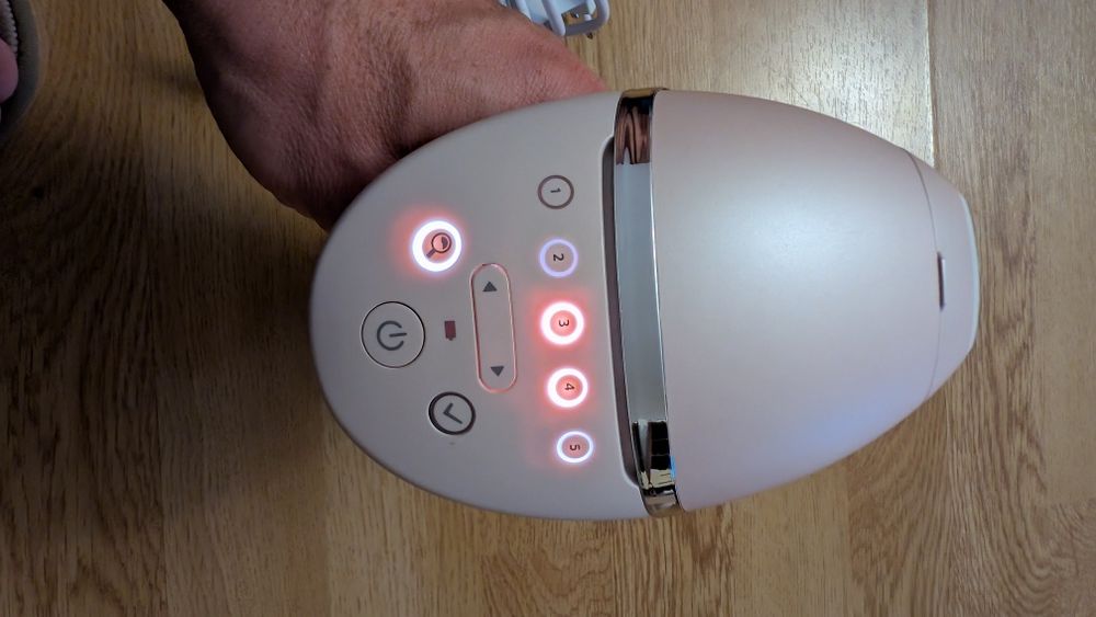 Ediție Premium: Philips Lumea IPL Seria 9900 BRI976 cu SenseIQ & SkinAI