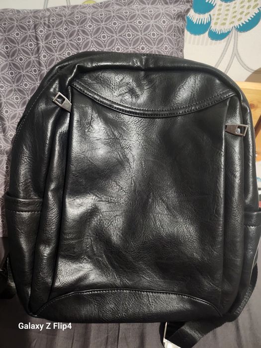 Продавам кожена раница 30 лв!