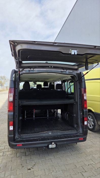 Пътнически бус под наем Автоматик 8 Местен Дълга база  Цена от 59.99€