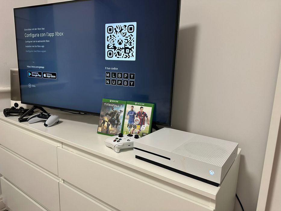 Xbox One S 1TB + 2 games