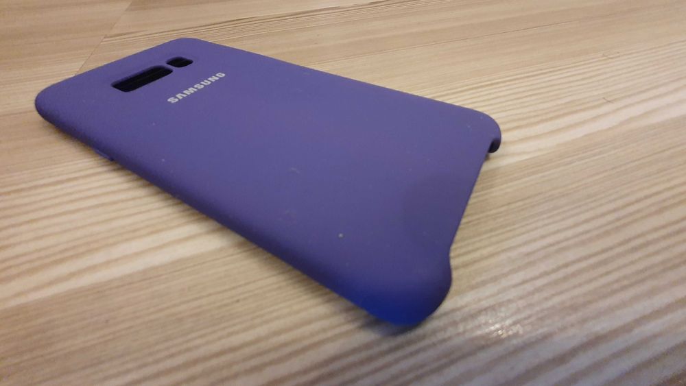 VAND: Husa NOUA ORIGINALA mov din silicon pentru SAMSUNG GALAXY S8+