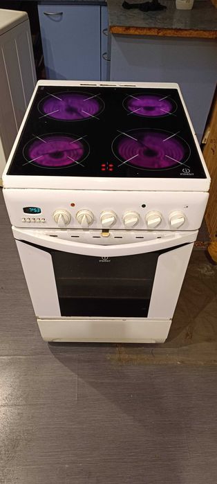 Печка Indesit с керамични котлони - напълно работеща