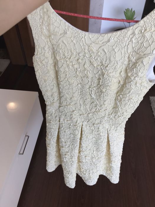 Рокля в бледо жълто