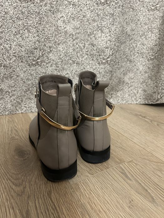 Продаются женские ботинки