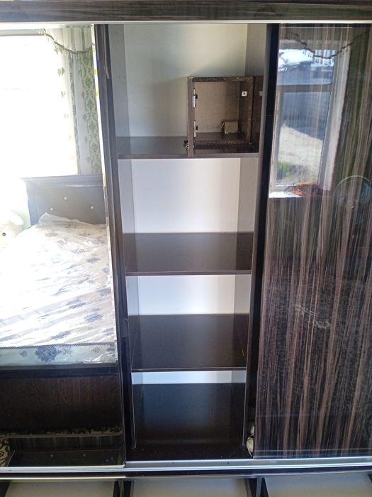 Kiyimlar uchun shkaf