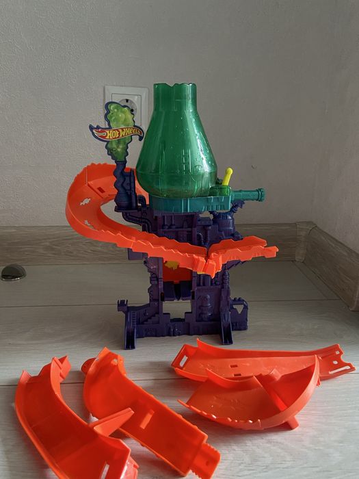 Несколько наборов HOT WHEELS