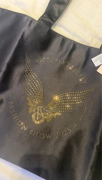 Victoria’s Secret geanta tote fashion show 2025