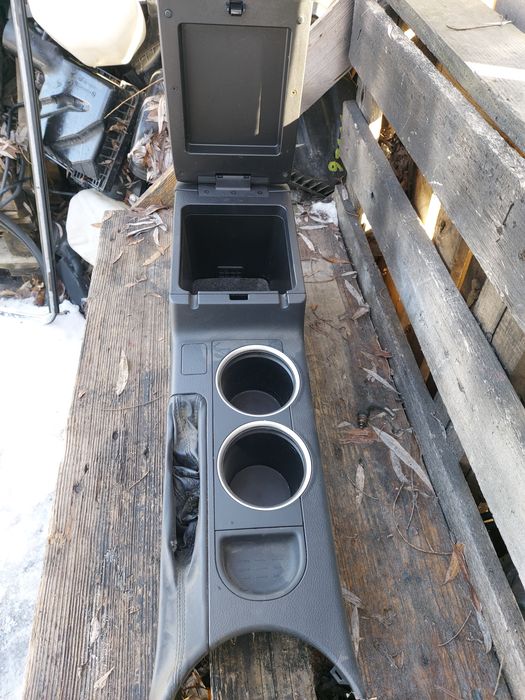 Подлокотник на Subaru Outback.