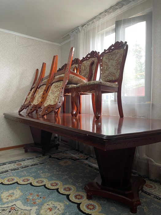 Обеденный стол и стулья