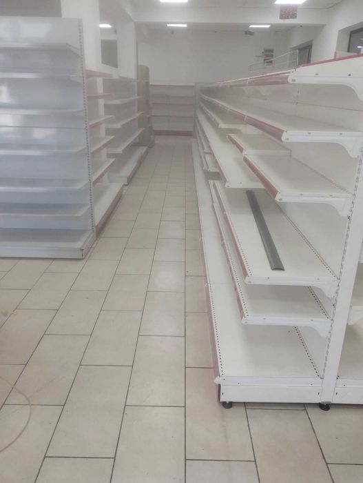 Vand rafturi si vitrine pentru magazin