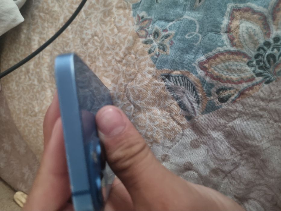 Продам айфон 13й