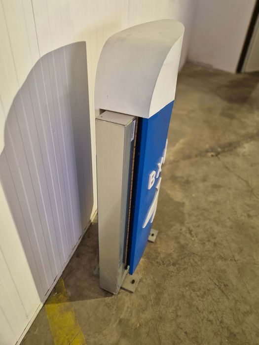 Стоящ метален знак ВХОД за бензиностанции и други обекти