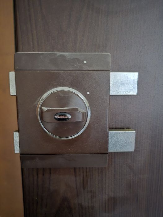 Входна външна врата Gerda с две ключалки и вътрешно заключване