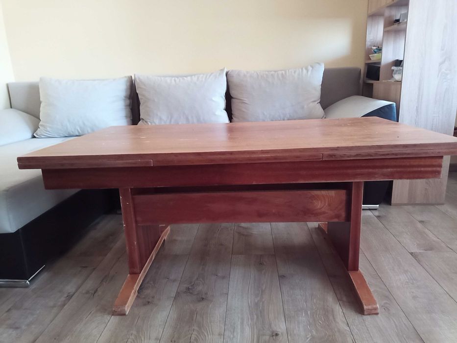 Маса с регулируеми дължина и височина.