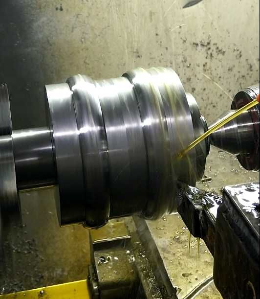 CNC -lucrari de serie pe centre de frezare-strunjire.