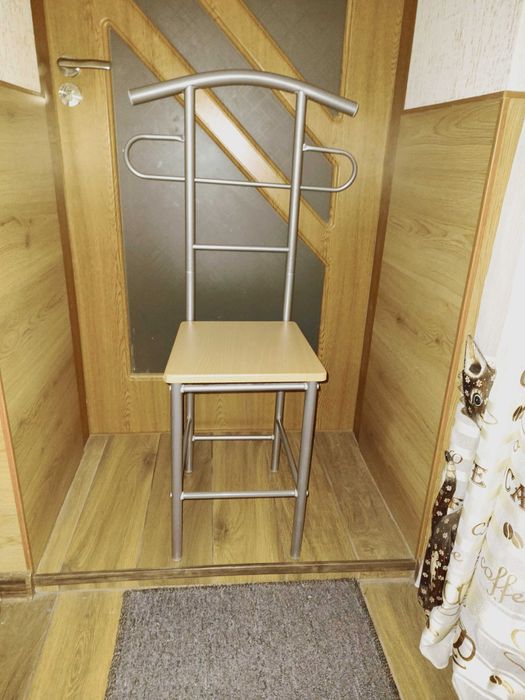 Стол тип закачалка за дрехи