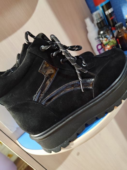 Продам женские зимние ботинки.