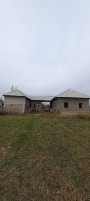 Uy sotiladi Roxat postidan 25 km 10 xonaliy uy gaz svet bor 1