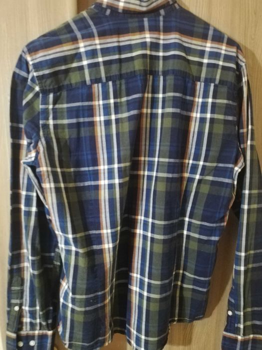 Vând 2 cămăși bărbătești, mărime M, pe bleumarin, ocazie