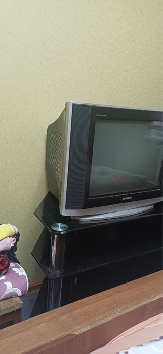 телевизор Samsung вместе с Подставкой