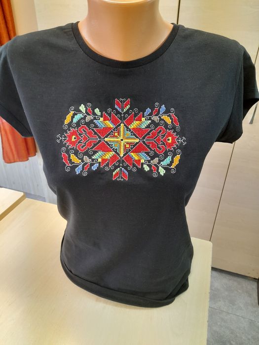 Дамска памучна тениска с БРОДИРАНА Българска шевица