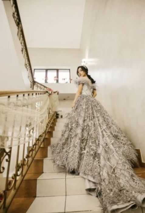 Вечернее платье с перьями