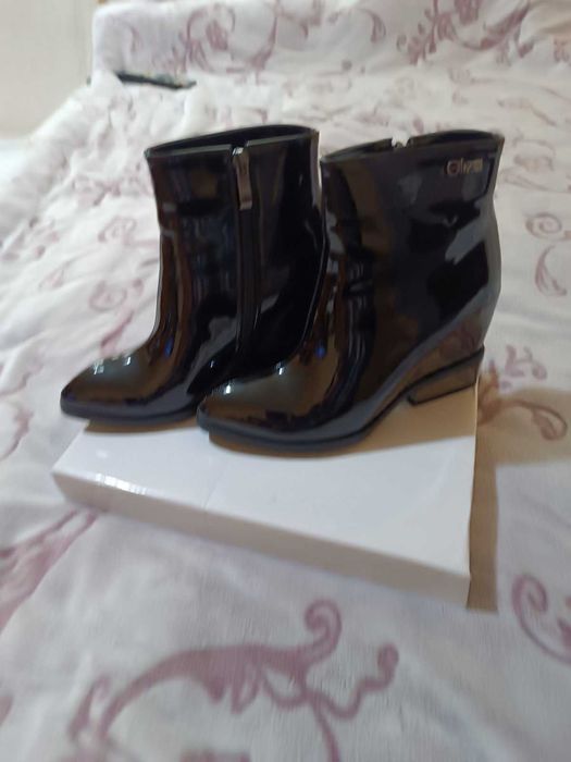 Дамски черни лачени боти