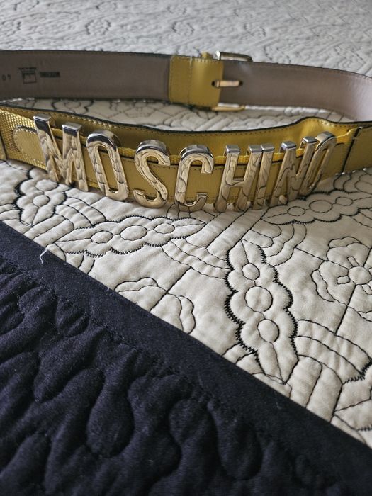 Curea Moschino din piele.