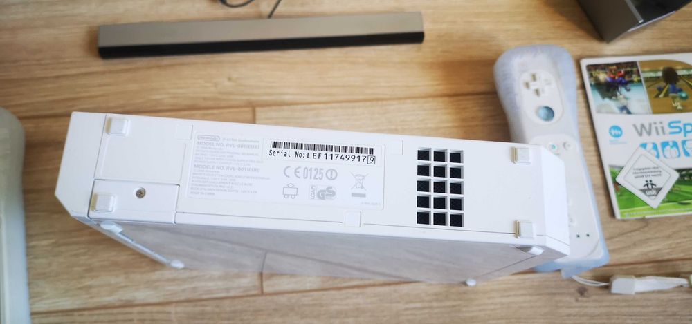 Nintendo Wii пълен комплект с кутия два контролера и игра