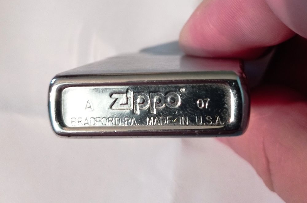Vând sau schimb 2 brichete Zippo:Playboy 2008/Winston 2007,nefolosite.