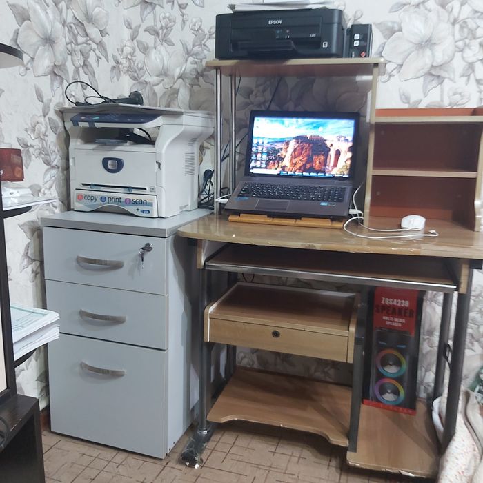 Компьютерный стол и тумбочка