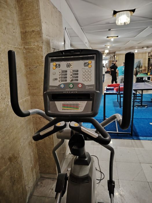 Професионален крос тренажор Matrix