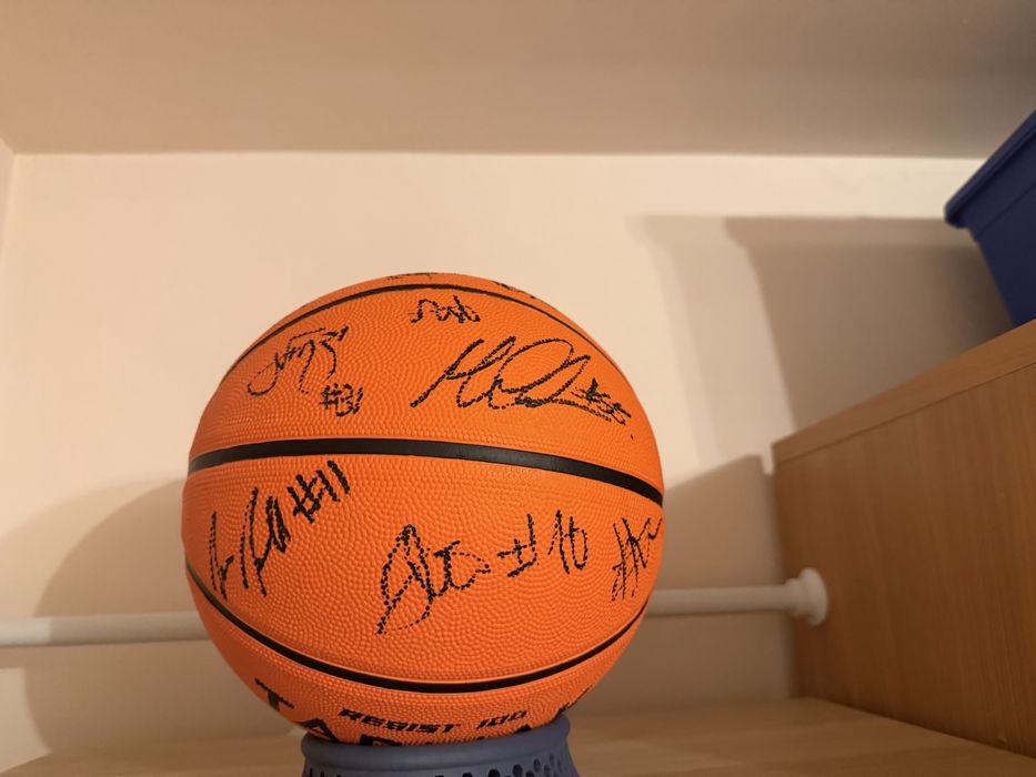 Minge de baschet semnata de toata exhipa de la U