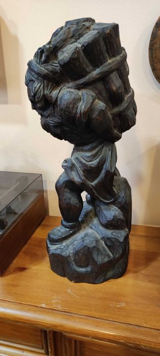 Красива ръчно изработена фигурка от старо дърво