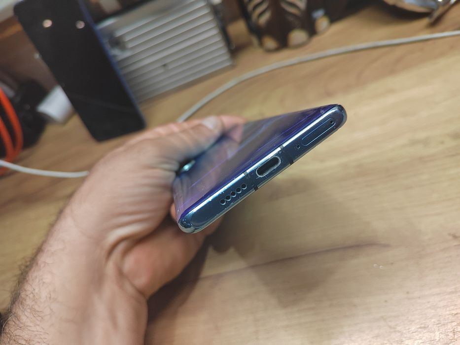 Продавам Huawei P30 pro.